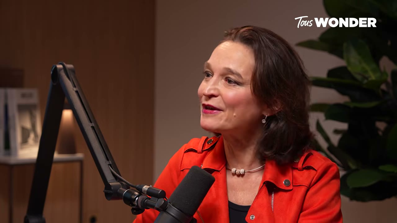 Une femme en orange s'exprime — Michaëlla Merck : L'intelligence relationnelle, le pouvoir qui transforme vie et carrière