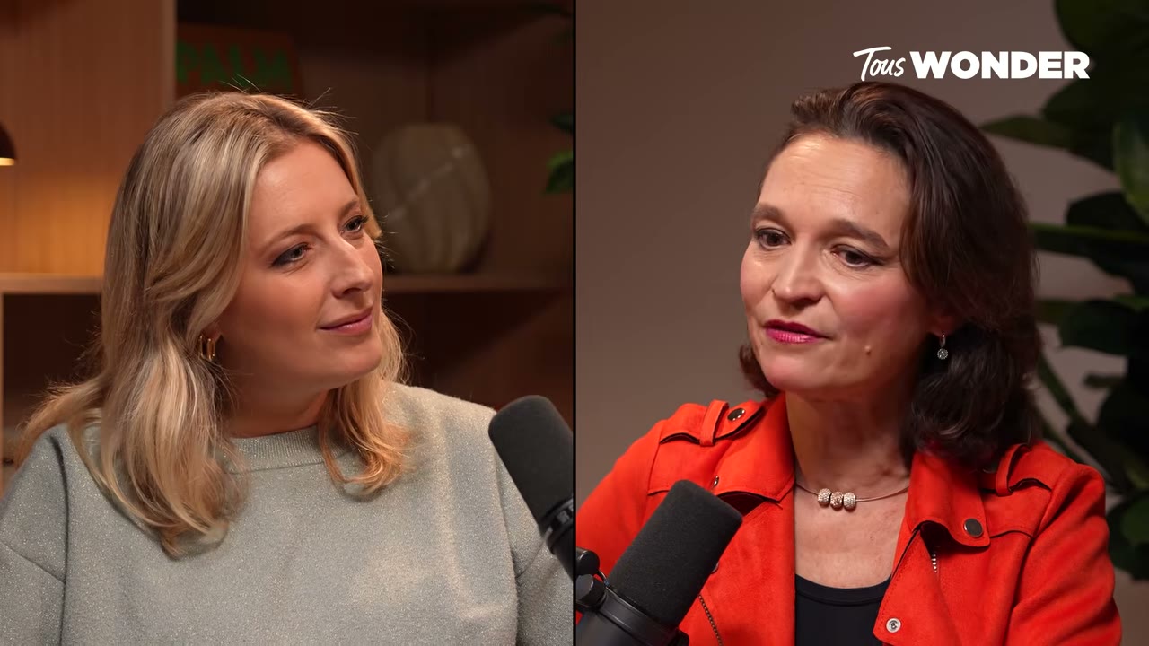 Les deux femmes discutent dans — Michaëlla Merck : L'intelligence relationnelle, le pouvoir qui transforme vie et carrière