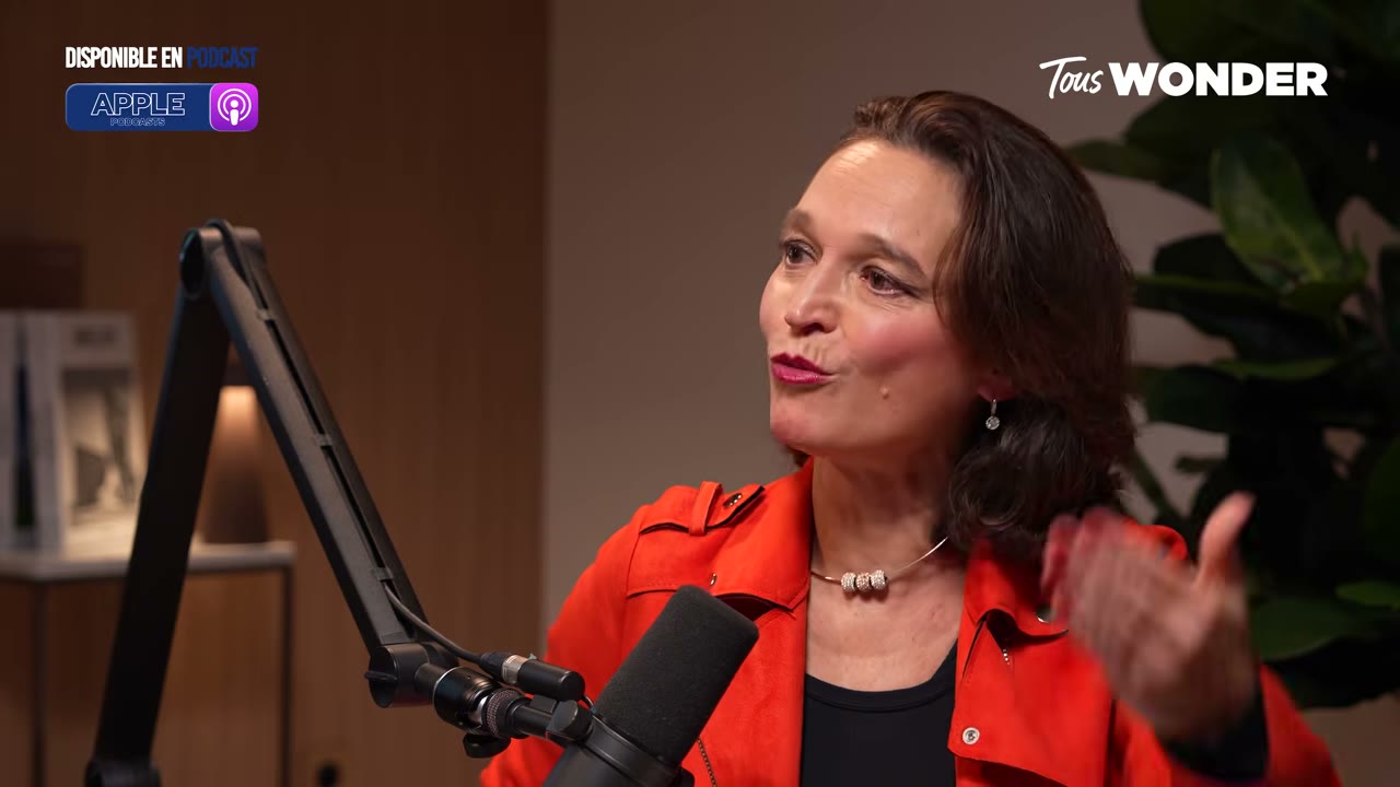 Une femme en orange discute d' — Michaëlla Merck : L'intelligence relationnelle, le pouvoir qui transforme vie et carrière