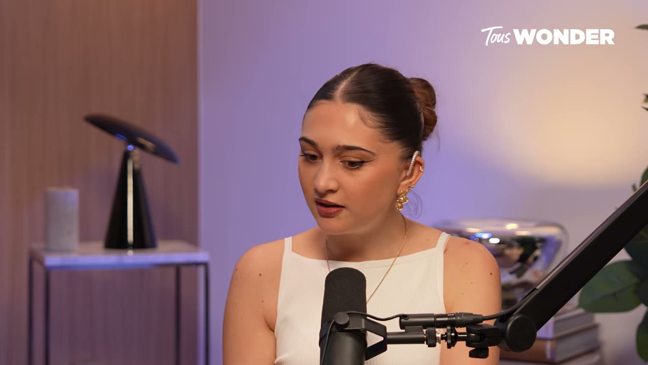 Dans un studio d'interview, la — Rose Penel : de la surdité au micro, l'incroyable force de la résilience