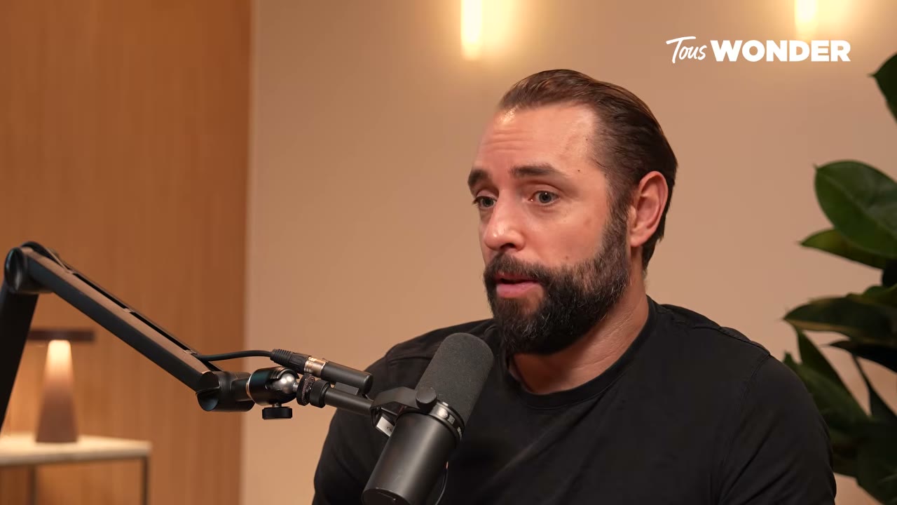 Au-delà du Souffle : Les Secrets de l'Apnée avec Arthur Guérin-Bohéry, Champion du Monde et Aventurier des Océans — Qui est Arthur Guérin-Bohéry et que propose le média Tous Vendeurs ? (0:00)