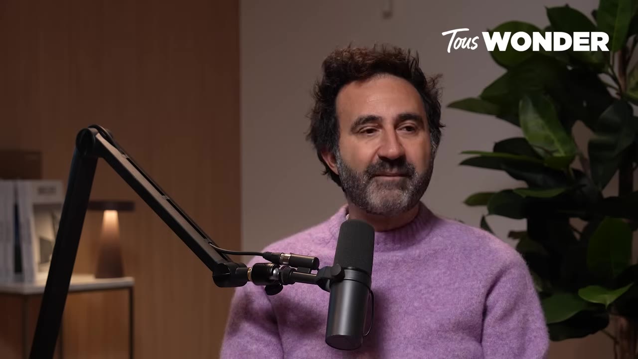 Comment concilier la vie d'artiste nomade avec les défis de la paternité ? Comment concilier la vie d'artiste nomade avec les défis de la paternité ? — Mathieu Madenian : de la criminologie à la scène