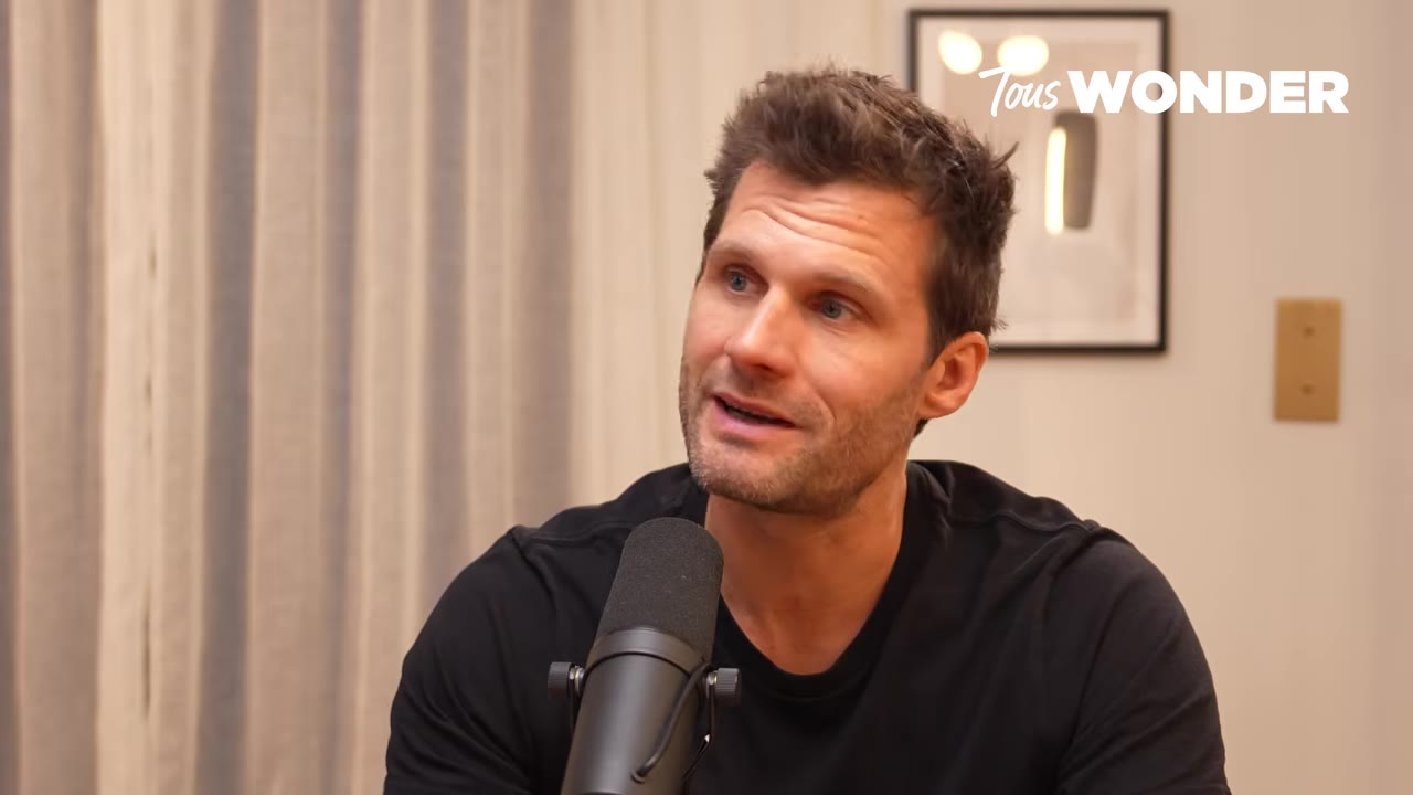 Alexis Michalik : création théâtrale, rythme et résilience — Entretien dans Tous WONDER — Comment le festival d'Avignon a-t-il lancé la carrière d'Alexis Michalik ? (0:00) Alexis Michalik : création théâtrale, rythme et résilience — Entretien dans Tous WONDER — Comment le festival d'Avignon